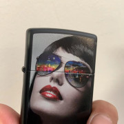 Zippo28274帶墨鏡的女人