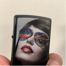 Zippo28274帶墨鏡的女人